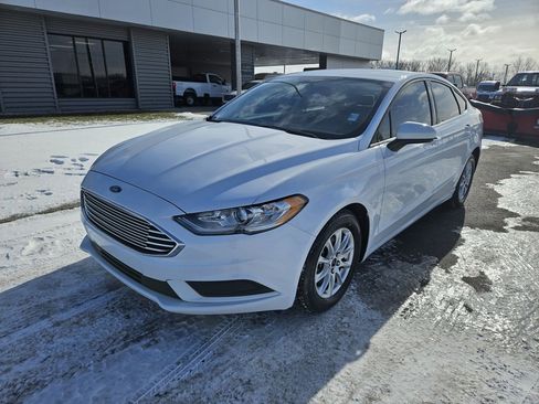 Used 2018 Ford Fusion S image 2