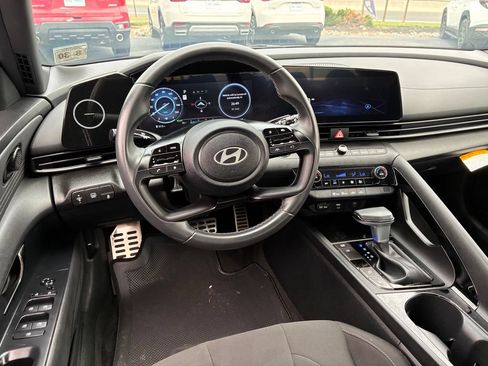 Used 2025 Hyundai Elantra SEL FWD image 27