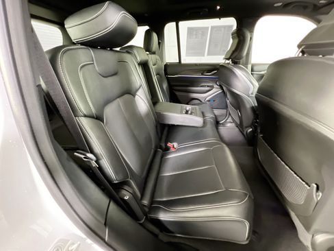 Used 2022 Jeep Grand Cherokee Overland w/ Luxury Tech Group IV AWD/4WD image 29