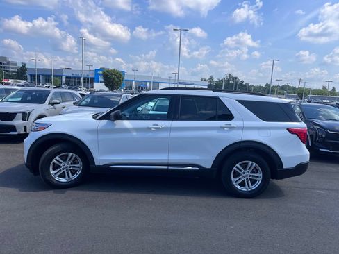 Used 2024 Ford Explorer XLT RWD image 6