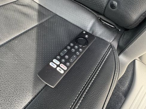 Used 2022 Chrysler Pacifica Touring-L w/ Uconnect Theater Family Group image 34