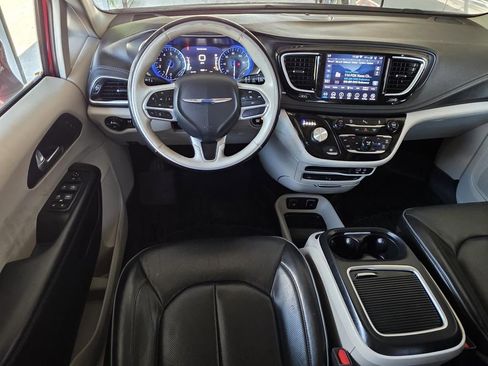 Used 2020 Chrysler Pacifica Limited image 14