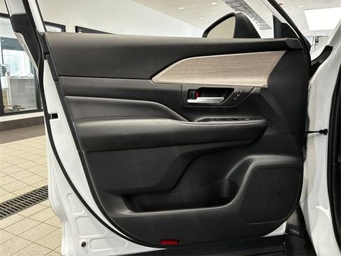 Used 2024 Toyota Grand Highlander Limited image 12