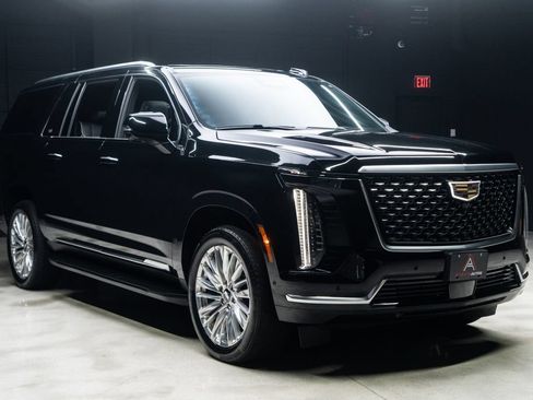Used 2025 Cadillac Escalade ESV Premium Luxury RWD image 7