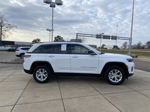 Used 2023 Jeep Grand Cherokee Limited image 12