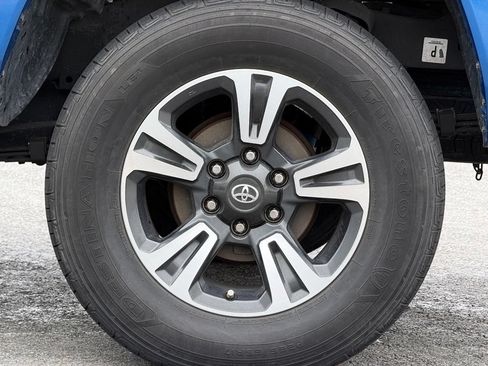 Used 2018 Toyota Tacoma TRD Sport RWD image 3