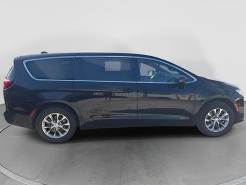 New 2026 Chrysler Pacifica Select image 11