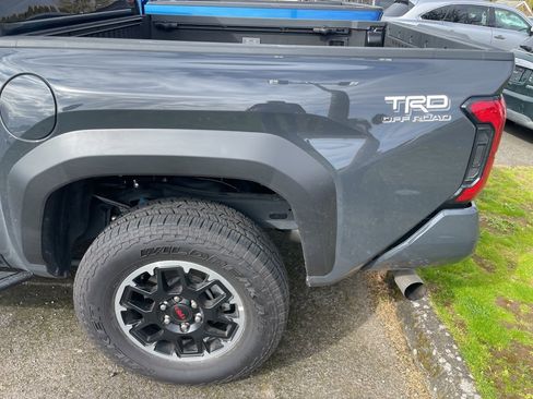 Used 2025 Toyota Tacoma TRD Off-Road w/ TRD Off Road Premium Package image 5
