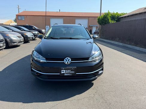 Used 2018 Volkswagen Golf SE FWD image 2