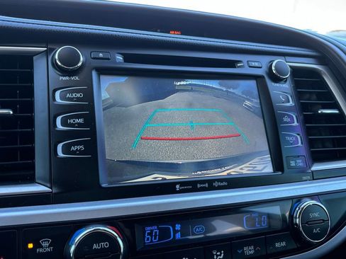 Used 2018 Toyota Highlander XLE image 11