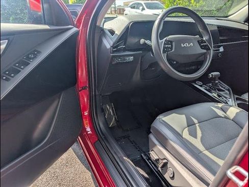 Used 2024 Kia Niro EX image 6