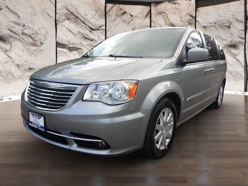 Used 2016 Chrysler Town & Country Touring w/ Driver Convenience Group FWD image 1