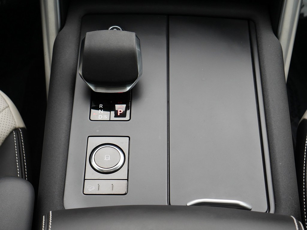 Used 2025 Land Rover Discovery Metropolitan Edition AWD/4WD image 26