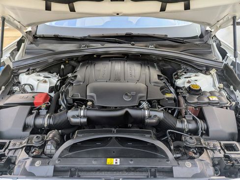 Used 2017 Jaguar F-PACE Premium image 18