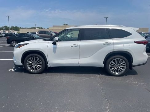 Used 2022 Toyota Highlander Platinum AWD/4WD image 3
