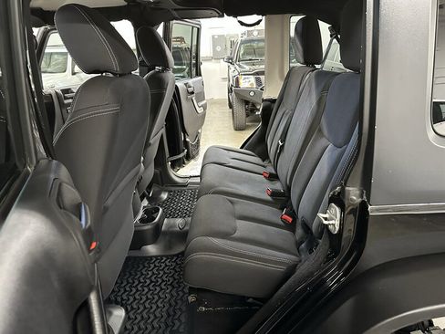 Used 2015 Jeep Wrangler Unlimited Rubicon w/ Connectivity Group AWD/4WD image 16