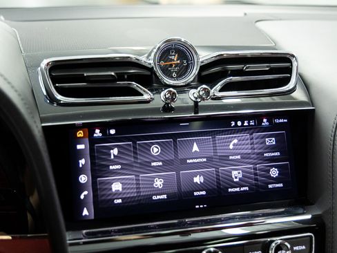 Used 2022 Bentley Bentayga AWD/4WD image 34