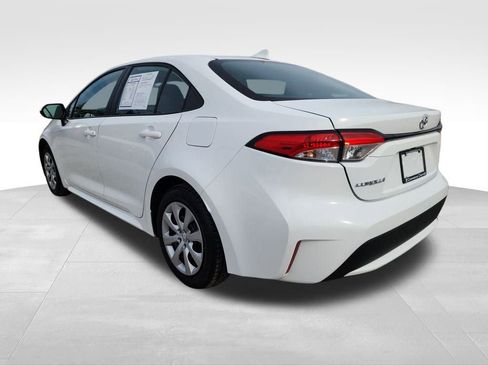 Used 2022 Toyota Corolla LE image 6