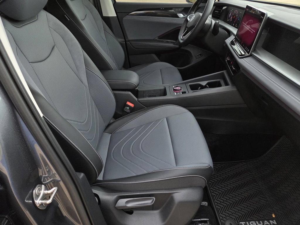 Used 2025 Volkswagen Tiguan SE FWD image 32