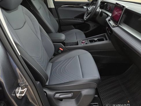 Used 2025 Volkswagen Tiguan SE FWD image 32