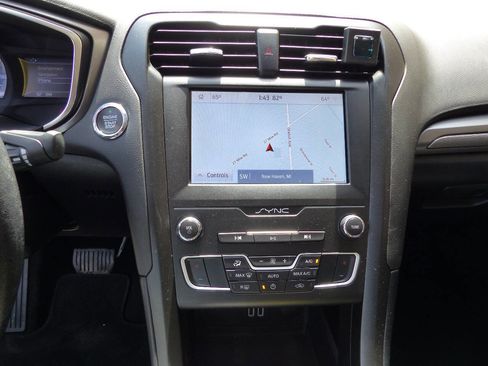 Used 2020 Ford Fusion SE w/ Equipment Group 151A FWD image 18