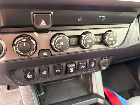 Used 2020 Toyota Tacoma TRD Off-Road w/ Technology Package AWD/4WD image 11