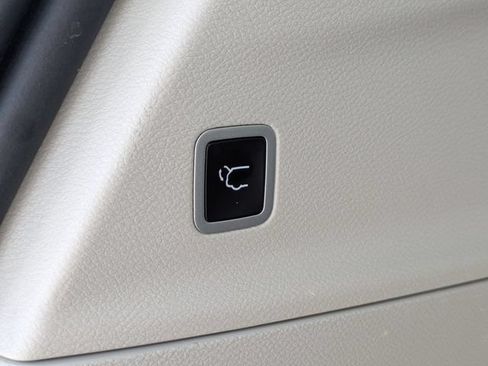 Used 2024 Chrysler Pacifica Limited FWD image 14