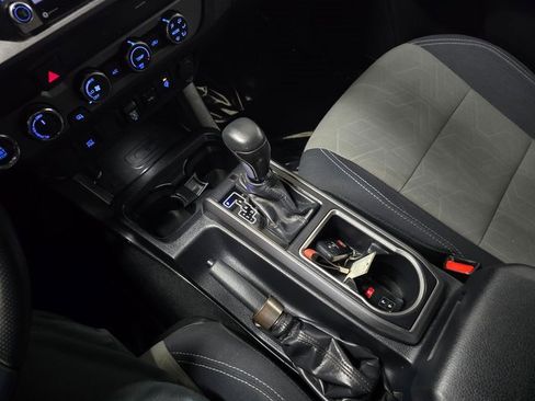 Used 2020 Toyota Tacoma TRD Off-Road image 31