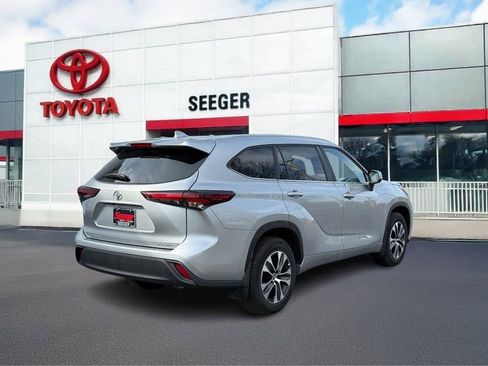 Used 2025 Toyota Highlander XLE image 3