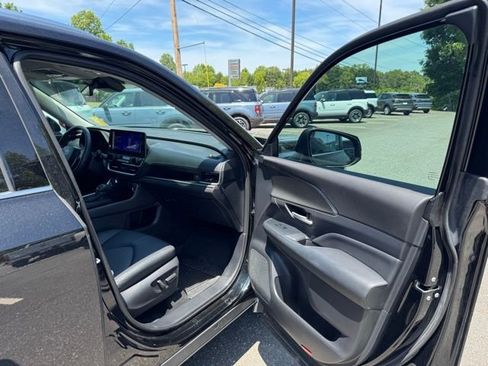 Used 2024 Toyota Grand Highlander AWD image 18