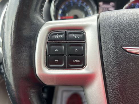 Used 2016 Chrysler Town & Country Touring-L image 30