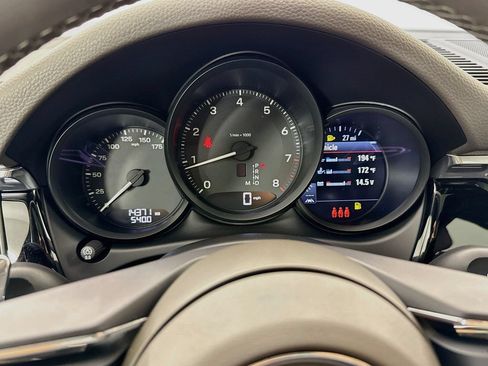 Certified 2025 Porsche Macan AWD/4WD image 16
