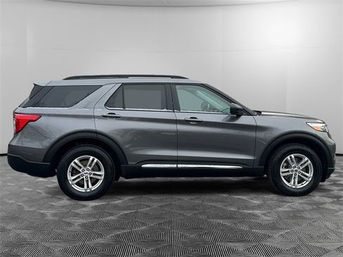 Used 2022 Ford Explorer XLT w/ Equipment Group 202A image 6