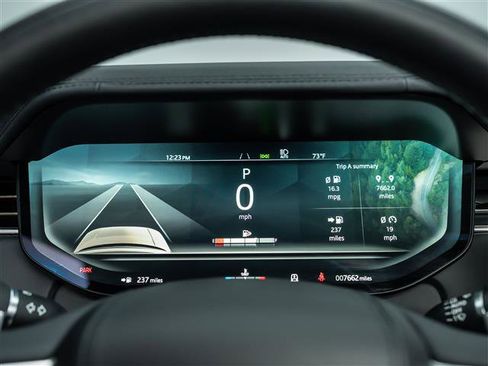 Used 2025 Land Rover Range Rover SE image 22