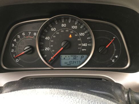 Used 2013 Toyota RAV4 XLE AWD/4WD image 2