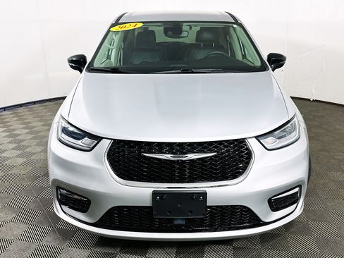 Used 2024 Chrysler Pacifica Touring-L FWD image 2