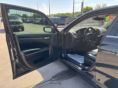 Used 2019 Chrysler 300 Limited RWD image 15