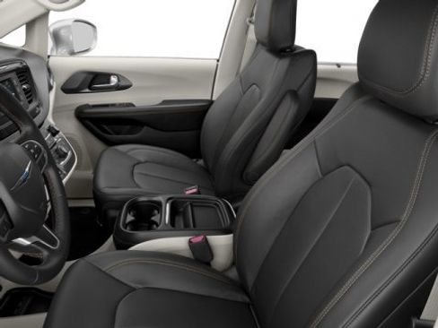 Used 2017 Chrysler Pacifica Limited image 12