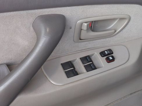 Used 2005 Toyota Sequoia SR5 AWD/4WD image 11
