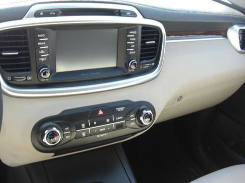 Used 2018 Kia Sorento FWD image 9