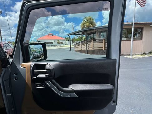 Used 2017 Jeep Wrangler Unlimited Sahara w/ Connectivity Group AWD/4WD image 21