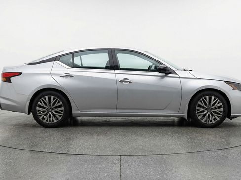 Used 2025 Nissan Altima 2.5 SV image 11