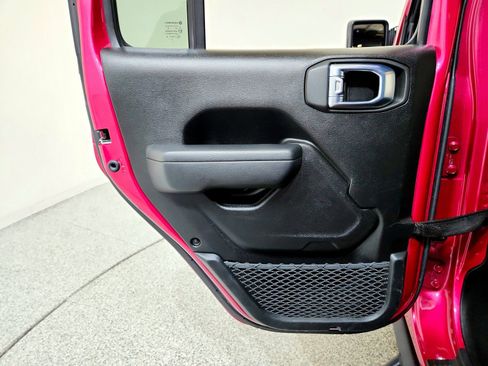 Used 2021 Jeep Wrangler Unlimited Rubicon w/ Xtreme Recon 35" Tire Package image 18