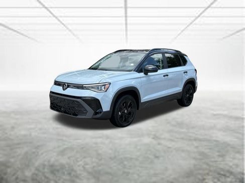New 2026 Volkswagen Taos SE FWD image 2