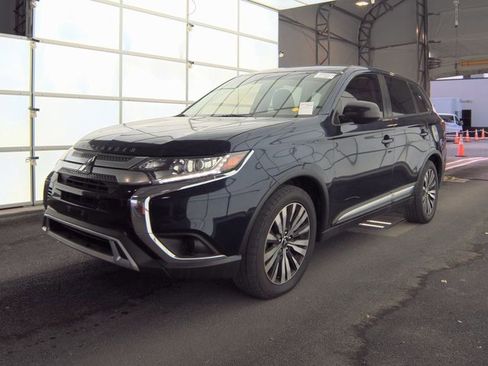 Used 2020 Mitsubishi Outlander SE image 1