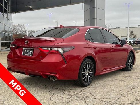 Used 2021 Toyota Camry SE image 3