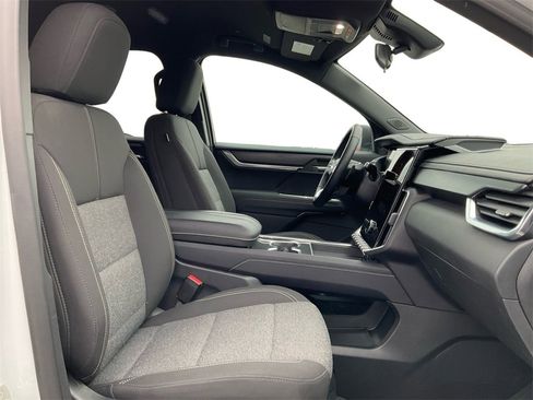 Used 2025 GMC Acadia Elevation image 25