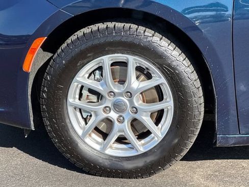 Used 2022 Chrysler Pacifica Touring-L FWD image 45