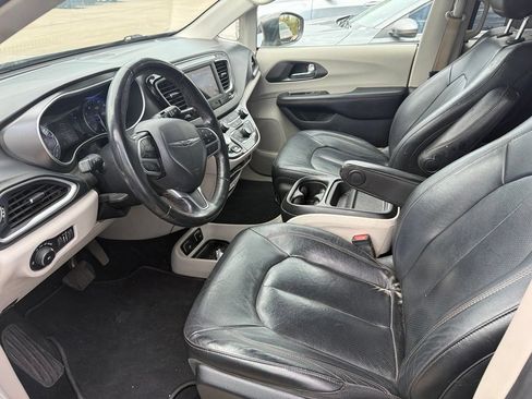 Used 2020 Chrysler Pacifica Touring-L FWD image 6