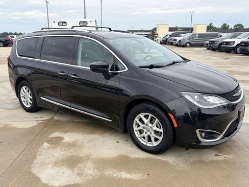 Used 2020 Chrysler Pacifica Touring-L FWD image 2